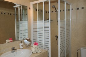 Bruser, hårtørrer, håndklæder, Toiletpapir
