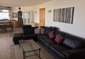 Smart TV, books, music library, stereo - TENERIFE-CANARIAS-HOUSE - POOL-WITH-SALT-WATER-LARGE-GARDEN. (El Sauzal)