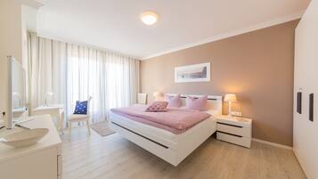 1 bedroom, in-room safe, desk, iron/ironing board