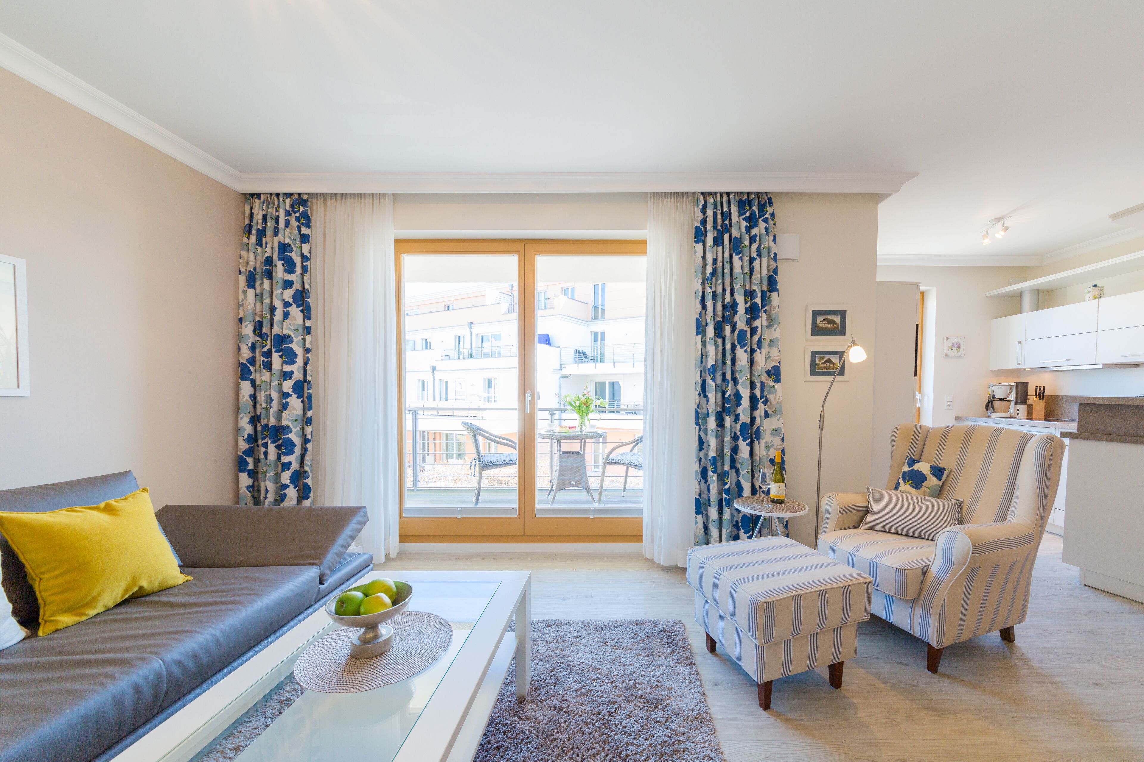 Smart-tv, dvd-afspiller, bøger, stereoanlæg