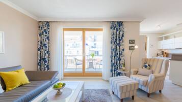 Smart-tv, dvd-afspiller, bøger, stereoanlæg