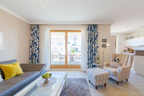 Smart-TV, DVD-spiller, bøker og stereoanlegg