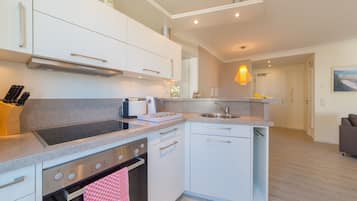 Een koelkast, een magnetron, een kookplaat, een vaatwasser