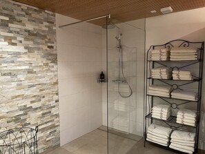 Dusche, Haartrockner, Handtücher, Seife