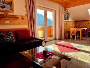 Fernseher, Kamin, Bücher, Stereoanlage