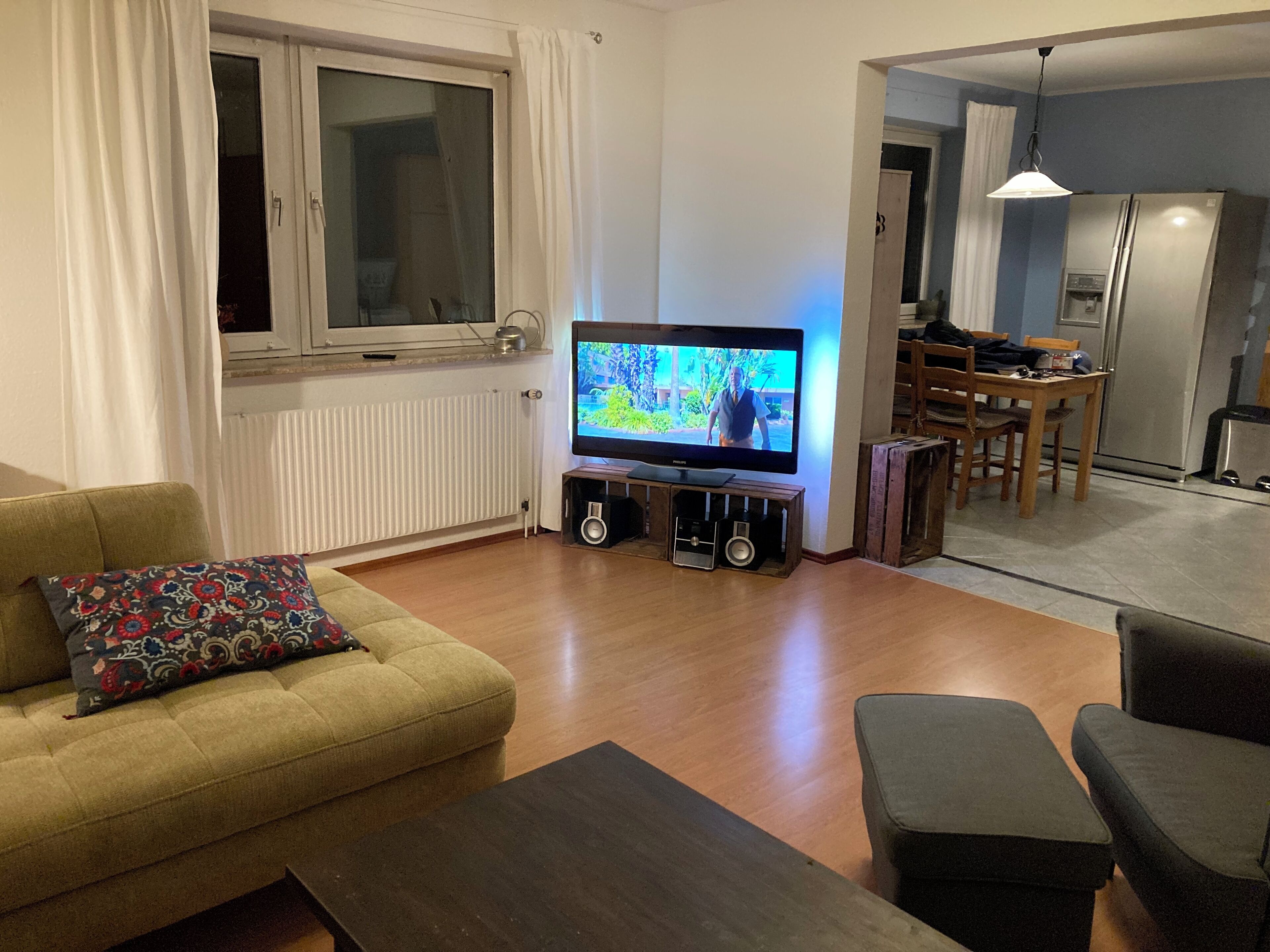 Fernseher, DVD-Player, Bücher, Stereoanlage