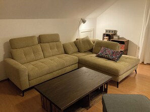 TV, DVD player, books, stereo