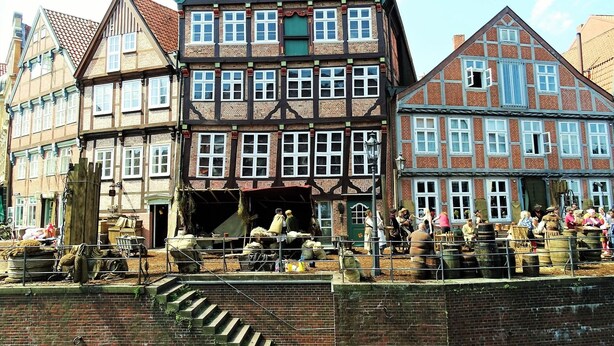 Un bâtiment traditionnel à colombages, doté de nombreuses fenêtres et d’un toit à forte pente.