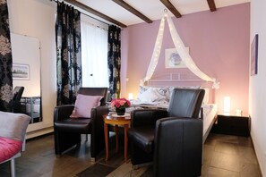 2 chambres, coffres-forts dans les chambres, fer et planche à repasser