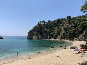 Sulla spiaggia, lettini da mare, teli da spiaggia