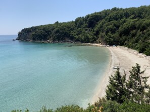 Sulla spiaggia, lettini da mare, teli da spiaggia