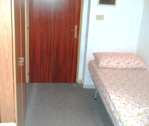 2 bedrooms, iron/ironing board, WiFi, bed sheets - Beautiful house in the heart of the medieval village, between the mountains and beaches (Cepagatti)