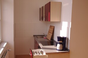 Kühlschrank, Ofen, Herdplatte, Wasserkocher mit Kaffee-/Teezubehör
