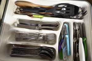 A drawer with various kitchen utensils including a spatula, knife, fork, and spoon. - 1 Zimmer Appartment xxxxxxxxxxxxxxxxxxxx (Leichlingen)