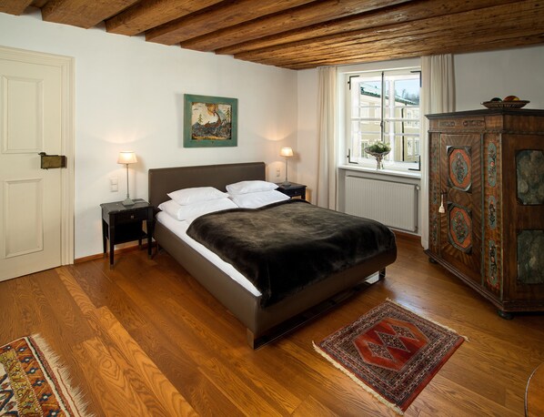 1 bedroom, iron/ironing board, internet, bed sheets