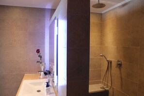 Een douche, een haardroger, handdoeken, zeep