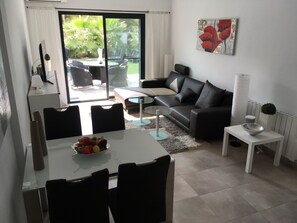 Smart-TV, Musikbibliothek, Stereoanlage, Drucker