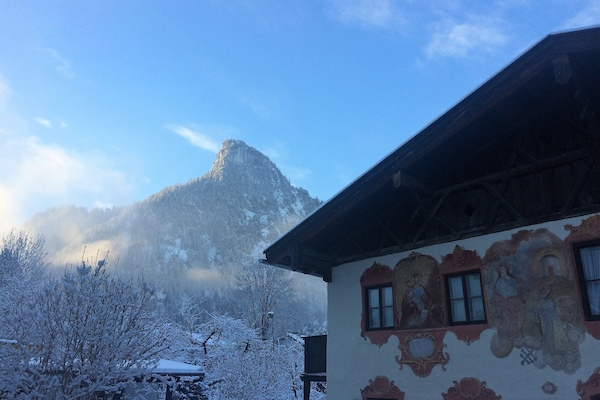 Das Mussldomahaus mit dem Hausberg "Kofel" - with the local mountain "Kofel"