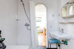 Bañera, bañera de hidromasaje, secador de pelo, toallas