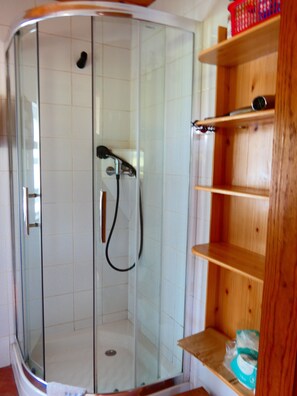 Dusche, Haartrockner, Handtücher