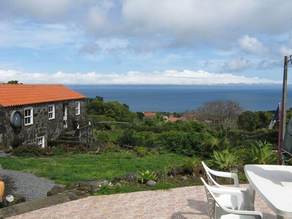 Outdoor dining - Holiday in Acores, live as one of the family, quiet and with a beautiful view (Azoren)