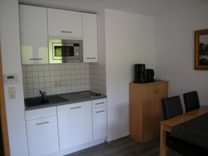 Refrigerador, microondas, placa de cocina, cafetera/tetera