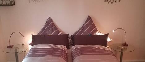 1 chambre, fer et planche à repasser, lit de bébé portatif