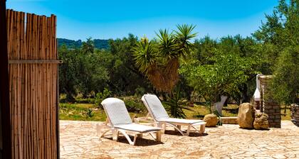 Ruhig im Olivenhain gelegen, nahe am Meer und nur 32 km von Olympia entfernt.