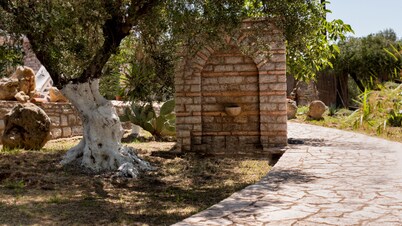 Tranquila en el campo de olivos, cerca del mar ya sólo 32 km de Olimpia.