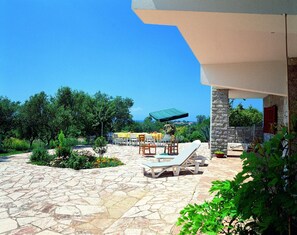 Outdoor dining - Quietly located in the olive grove, close to the sea and only 32 km from Olympia. (Agios Ilias Pyrgos)