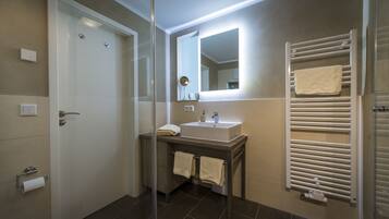 Dusche, Haartrockner, Handtücher, Toilettenpapier