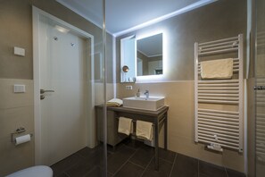 Shower, hair dryer, towels, toilet paper - Quiet living in the heart of Görlitz in elegant style (Görlitz)