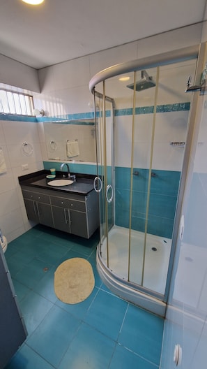 Bruser, hårtørrer, håndklæder, Toiletpapir