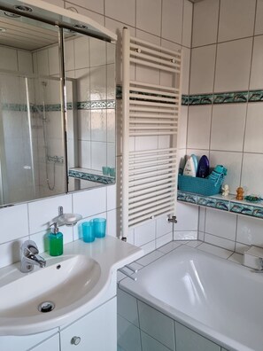 Bathtub, hair dryer, towels, soap - Holiday home on the wine route _ modern, comfortable and central (Weinböhla)