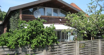 groot appartement vlakbij de Noordzee met een serre, open haard, sauna