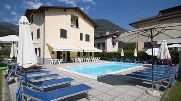 Una piscina al aire libre