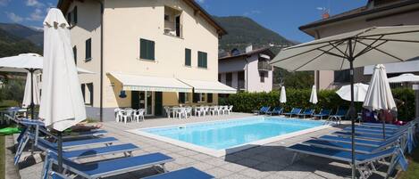 Una piscina al aire libre