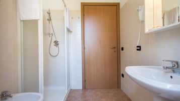 Dusche, Haartrockner, Bidet, Handtücher