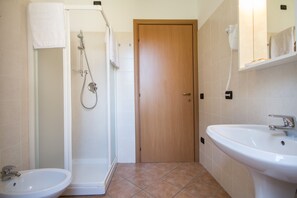Shower, hair dryer, bidet, towels