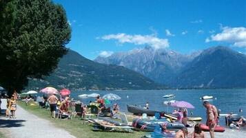 Plage à proximité, chaises longues