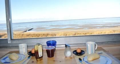 Beautiful apartment with sea views right on the beach in Cuxhaven-Sahlenburg