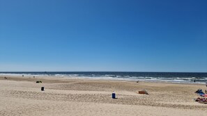 Una playa cerca, sillas reclinables de playa