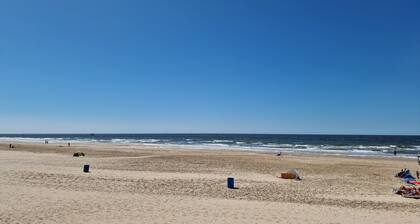 Una casa de lujo para niños con una nueva terraza cubierta