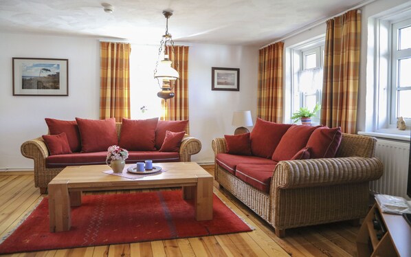 Smart TV, fireplace, DVD player, stereo