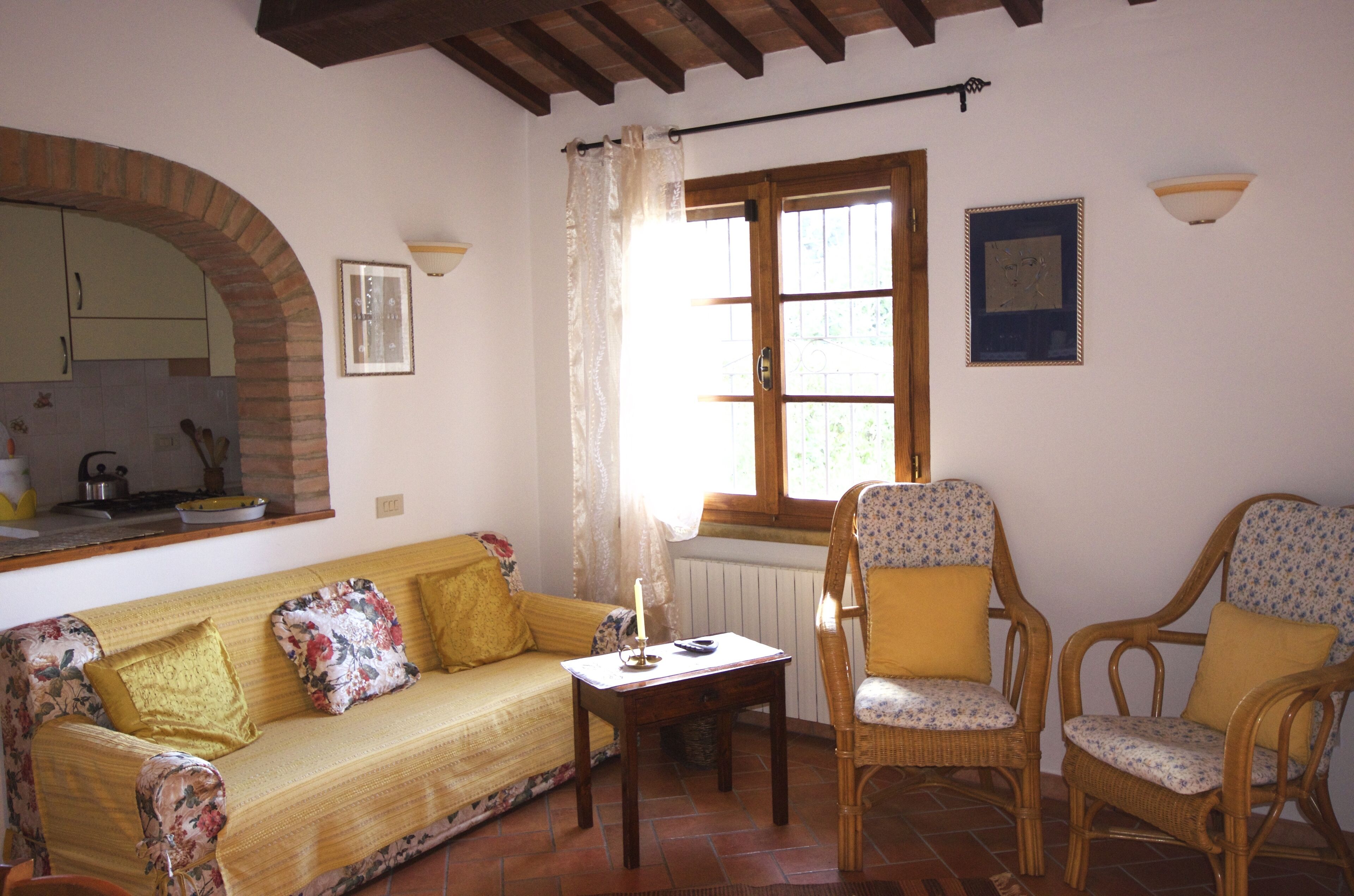 Fernseher, Kamin, Bücher, Stereoanlage