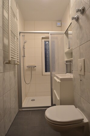 Een douche, een haardroger, handdoeken, zeep