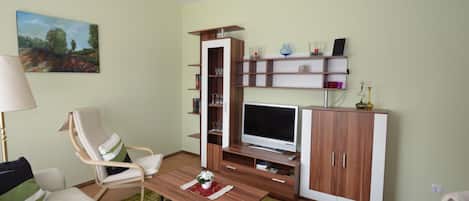 TV, livros, aparelho de som