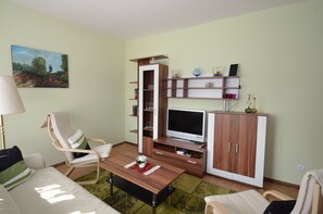 テレビ、書庫、ステレオ