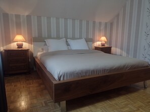 3 bedrooms, iron/ironing board, WiFi, bed sheets