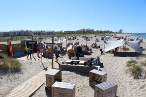 On the beach, sun-loungers - Exclusive apartment "Meerdüne" in direct beach location with balcony and sea view  (Heiligenhafen)